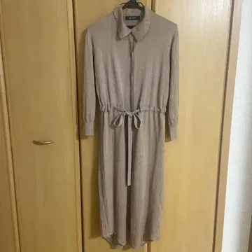 베이지 셔츠 칼라 롱 니트 원피스