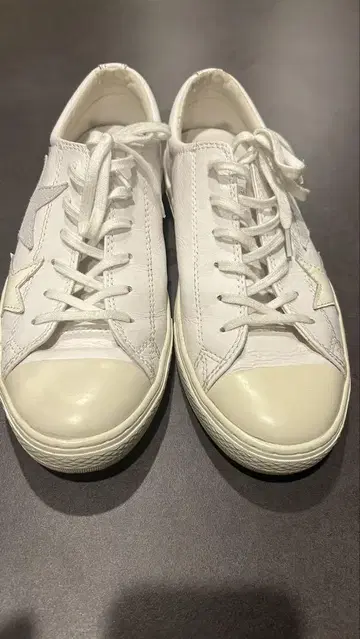 화이트 가죽 별 모양 자수 스니커즈