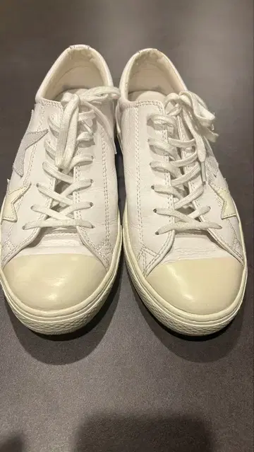 화이트 가죽 별 모양 자수 스니커즈