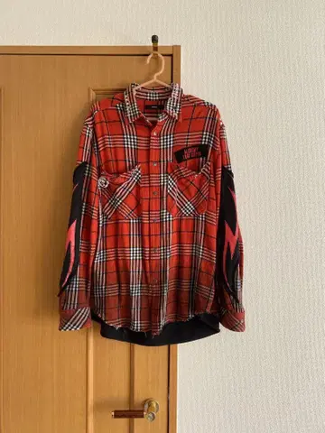 빨간색과 검은색 체크 무늬 긴팔 셔츠