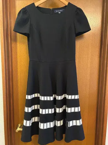 블랙 스트라이프 반팔 원피스