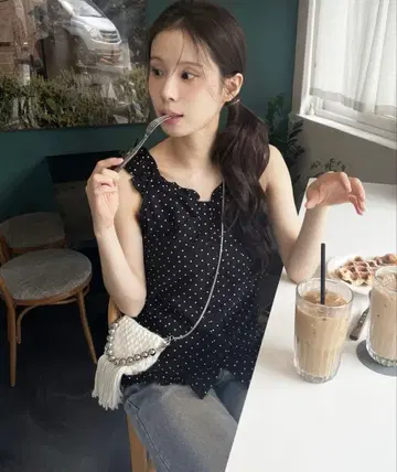 UNE MANSION 러블리 도트 프릴 탱크탑 블라우스