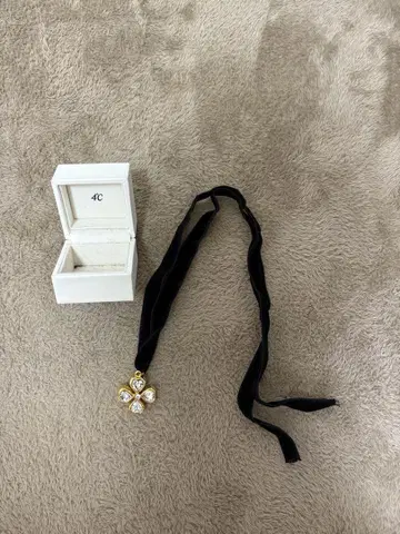 클로버형 크리스탈 목걸이