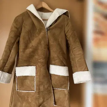 브라운 후드 부착 무스탕 코트
