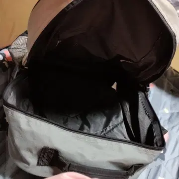 그레이 백팩 메쉬 포켓 부착