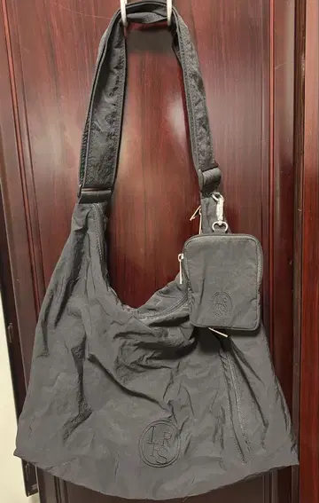 블랙 숄더백 로고 자수 포함