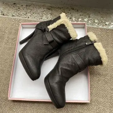 DIANA 퍼 장식 블랙 가죽 부츠 하이힐