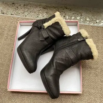 DIANA 퍼 장식 블랙 가죽 부츠 하이힐