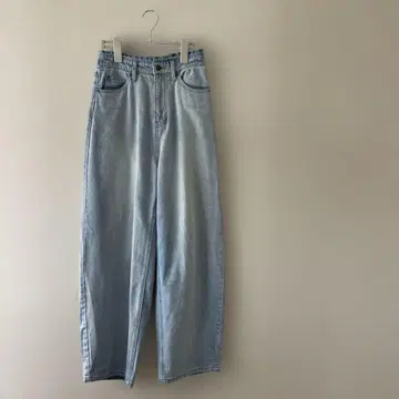 라이트 블루 데님 팬츠 커브 데님 레그 라인