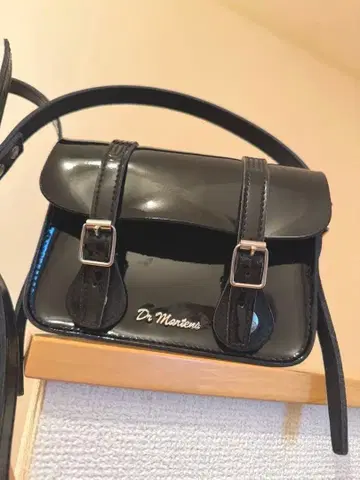 [새상품급] 닥터마틴 블랙 패턴트 레더 숄더백