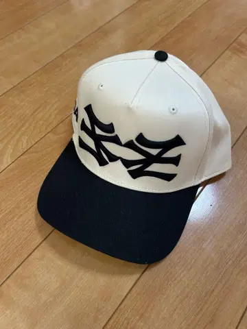 OMA NY 스냅백 캡
