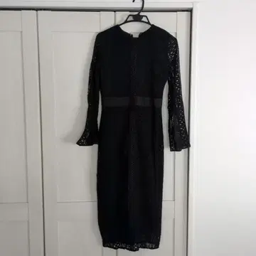 블랙 레이스 타이트 핏 드레스