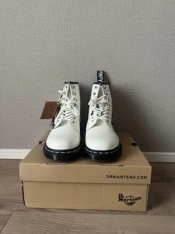 Dr. Martens 화이트 부츠 지퍼 포함