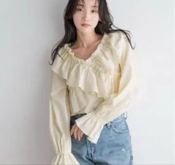 LOWRYS FARM 프릴 크로스 개더 블라우스 LS 아이보리