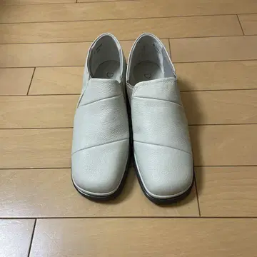 [고기능] 스퀘어토 절개 슬립온 미사용 23.5cm 천연 가죽 스니커즈