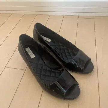 블랙 에나멜 오픈토 펌프스 낮은 힐