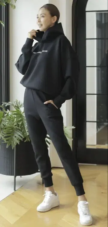 THE WEEKEND HOTEL 블랙 셋업