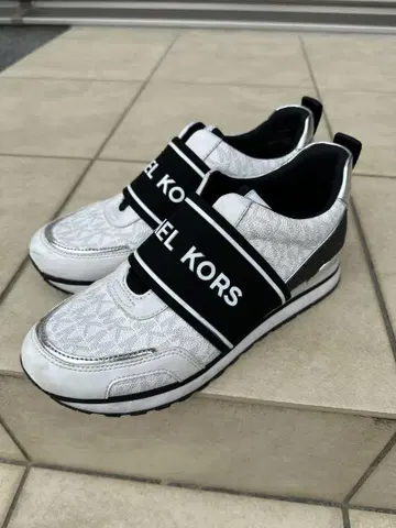 컨디션 최상. 집에서 시착 정도. MICHAEL KORS 스니커즈