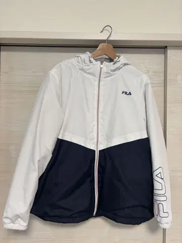 FILA 후드 부착 충전솜 나일론 자켓 화이트/네이비