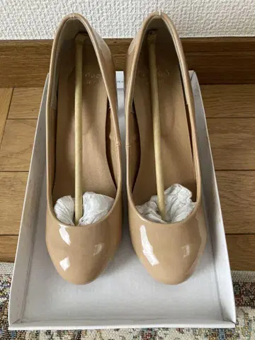 므뉴 베이지 에나멜 하이힐 약 8cm 중고품