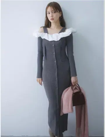 스나이델 프릴 도킹 오프숄더 니트 원피스