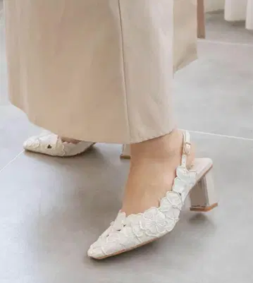 RANDA 24.5cm 플라워 컷 스트랩 펌프스 화이트