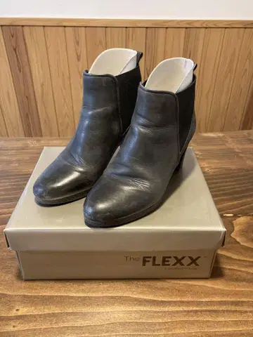 The FLEXX 블랙 사이드 고어 부츠 중간 힐