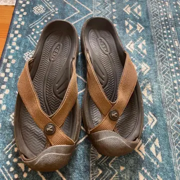 KEEN 브라운 샌들