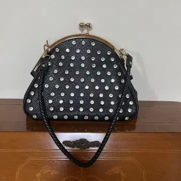 블랙 크리스탈 스터드 숄더백 가마구치