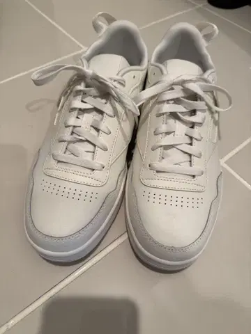 무인양품 Reebok 화이트 스니커즈