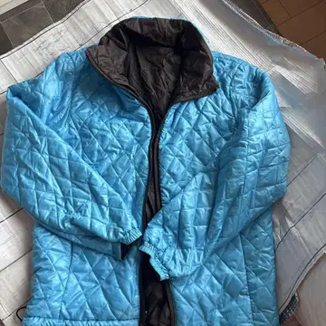 파란색 퀼팅 자켓