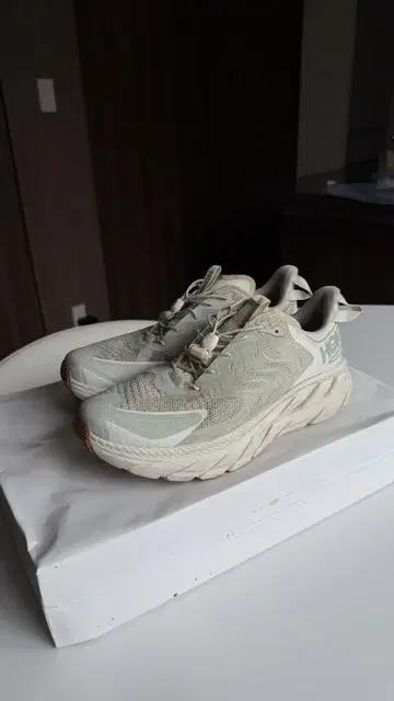 호카 래닝 클리프턴 LS 28cm 미사용