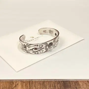 LARRY SMITH SHELL BRACELET 뱅글 팔찌