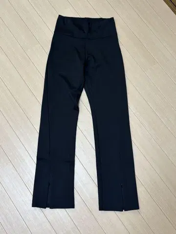 YENN 블랙 슬릿 레깅스