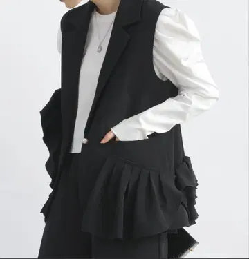 새상품급 PICCIN 피칭 어시멘틀리 프릴 베스트 블랙 M