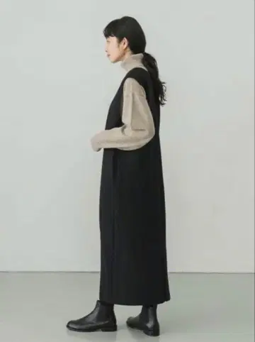 새상품급 카구레 울 스무스 V넥 원피스 블랙