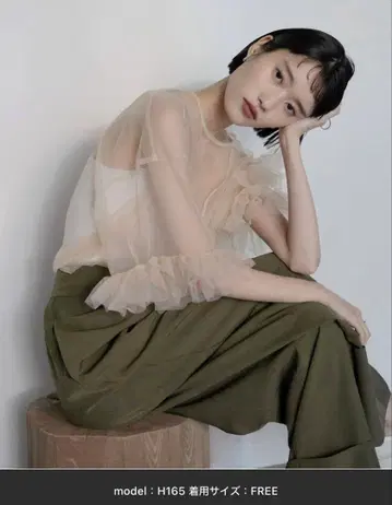 비대칭 튤 프릴 블라우스