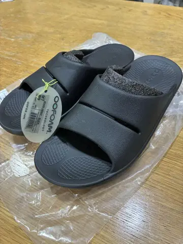 OOFOS 블랙 샌들