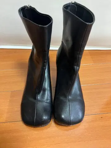 지퍼 달린 블랙 부츠