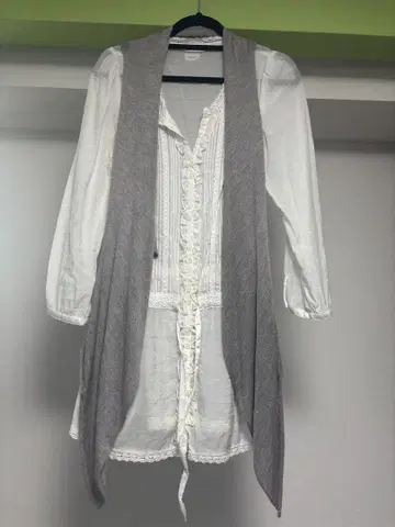 캐주얼 긴팔 셔츠 프릴 포함 그레이 일본제 소재 사용