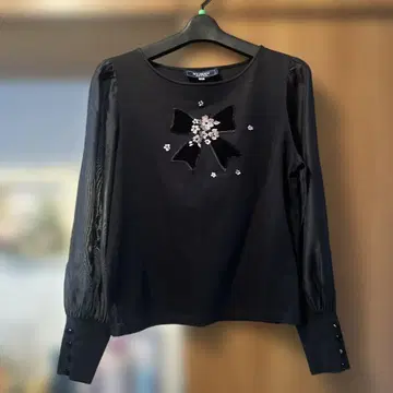 MS GRACY 블랙 퍼프 슬리브 상의