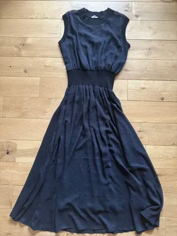 DRESSTERIOR의 블랙 슬리브리스 원피스