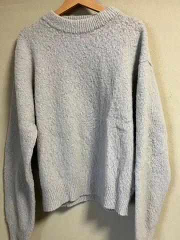 AMOMENTO 라이트 그레이 크루넥 스웨터