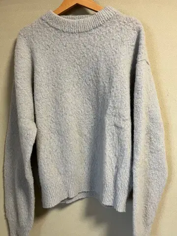 AMOMENTO 라이트 그레이 크루넥 스웨터