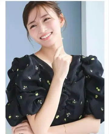 CELFORD 작은 꽃 자수 페플럼 블라우스 38