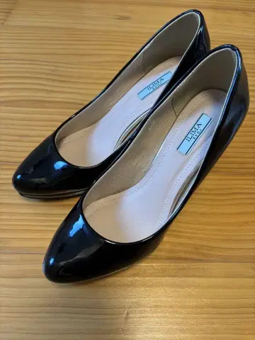 ILIMA 에나멜 블랙 스틸레토 하이힐