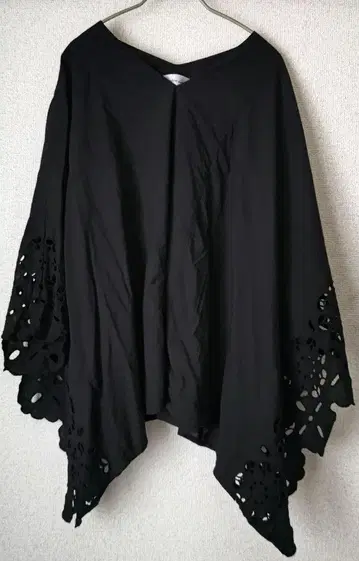 [ nadee by AAYUSHI ] 나디 바이 아유시 컷워크 판초