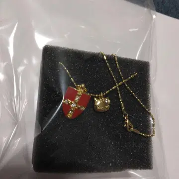 산리오 헬로키티 목걸이 빨간 방패에 십자가 크로스와 키티