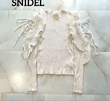 SNIDEL 프릴 리본 니트탑 아이보리