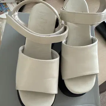 VIVIAN COLLECTION 통굽 화이트 샌들